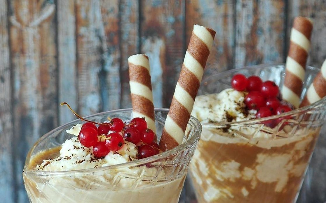 Ev yapımı çikolatalı tatlılar ve çikolata kalıpları ile sunulan gelato